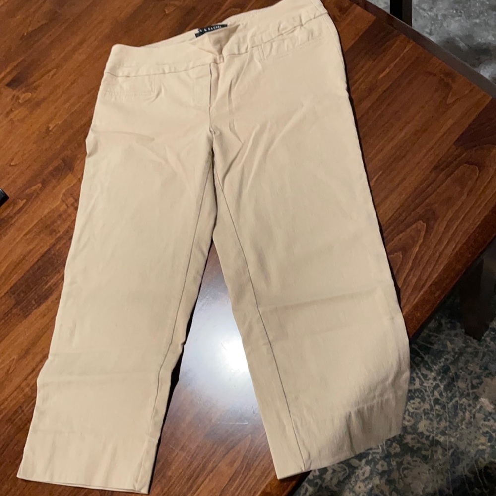 Tan capri